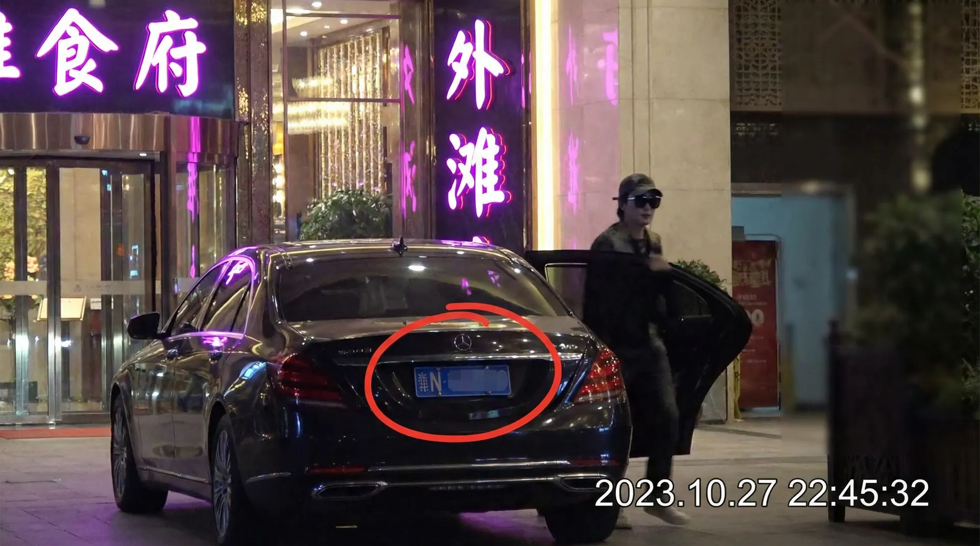 吃瓜网-吃瓜爆料|热点黑料|网红大瓜|独家爆料官网入口~最新吃瓜网爆料资源站 - 豪车餐厅外偷拍